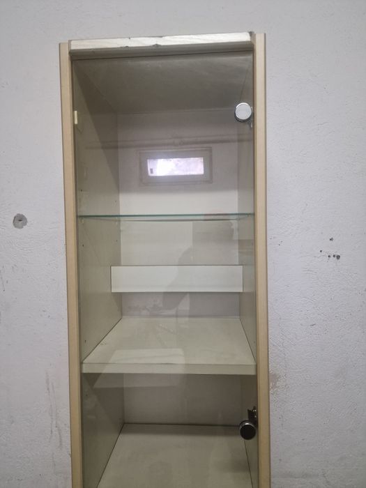 Vând doua uși interior si doua vitrine
