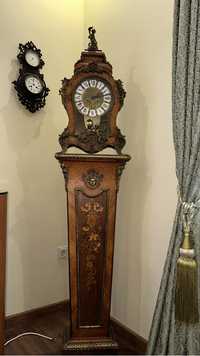 Антикварные часы на постаменте