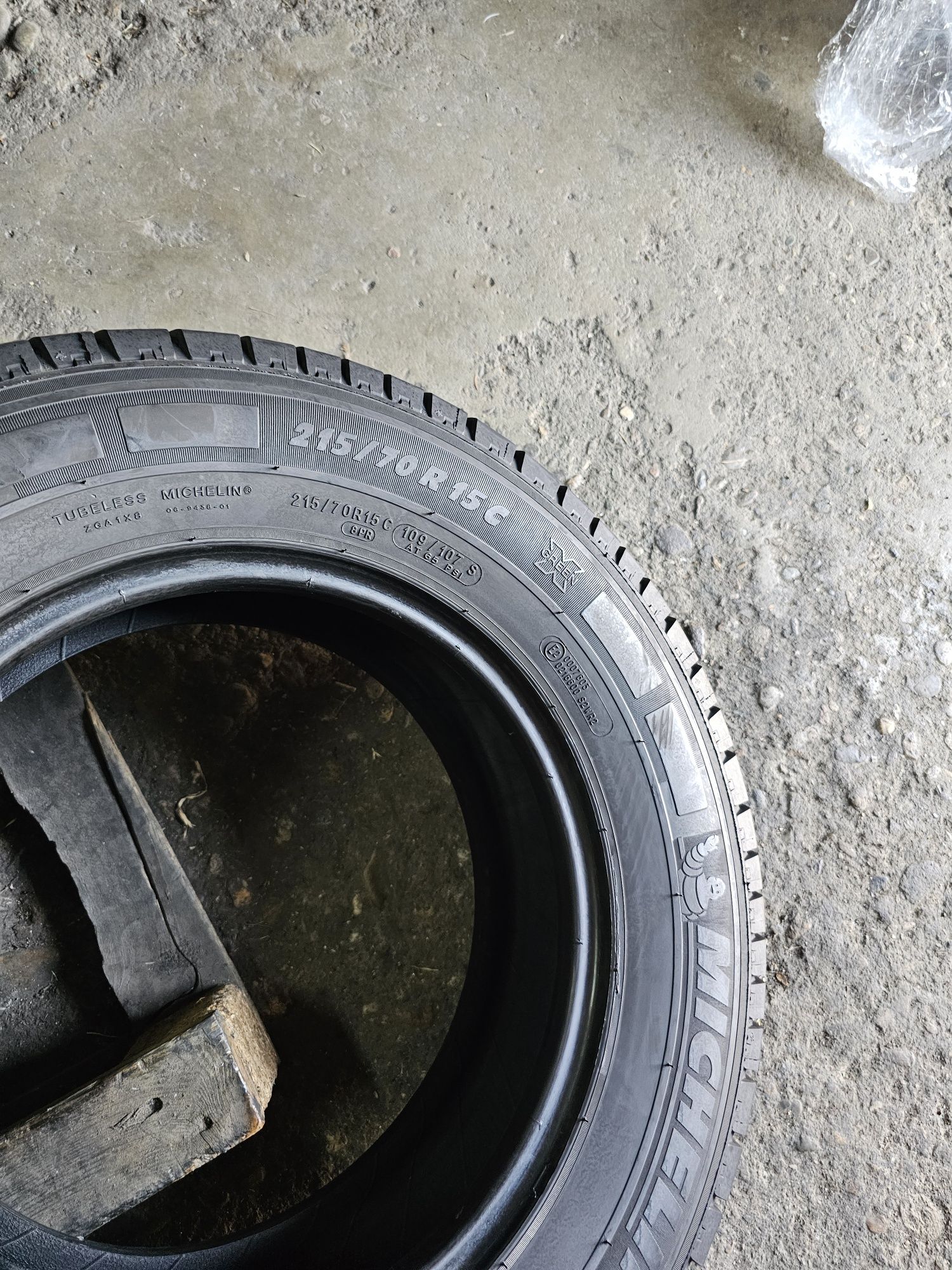 2 anvelope vara 215 70 15C Michelin Agilis  9.5mm