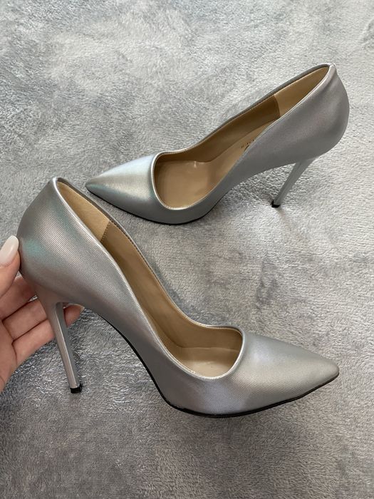 Vând pantofi stiletto