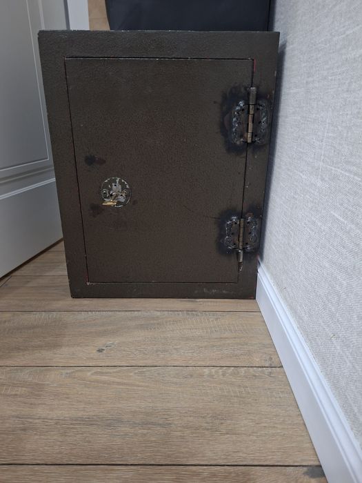 Срочно продам железный сейф с 2ключами.