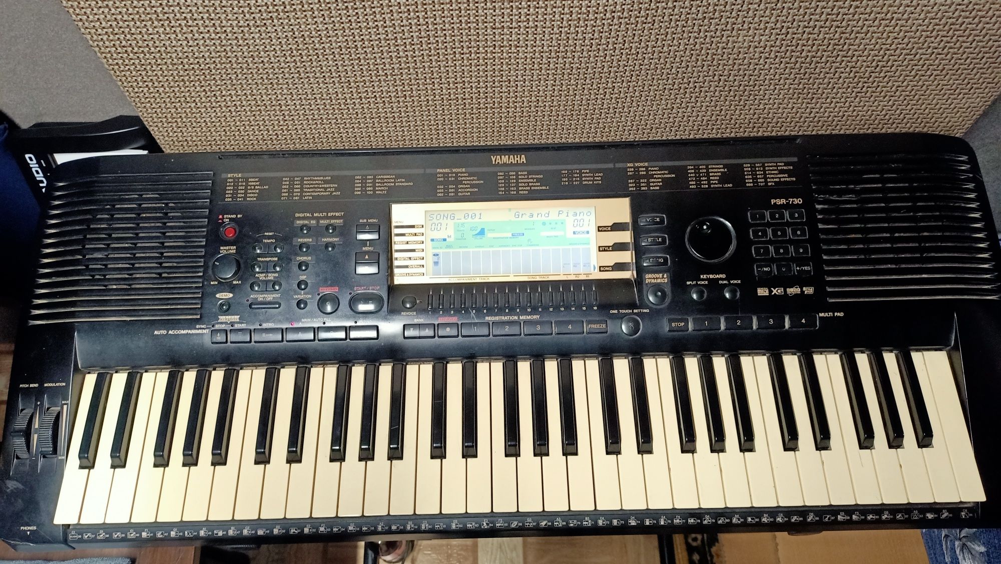 Срочно продам YAMAHA PSR 730. В хорошем состоянии со стойкой