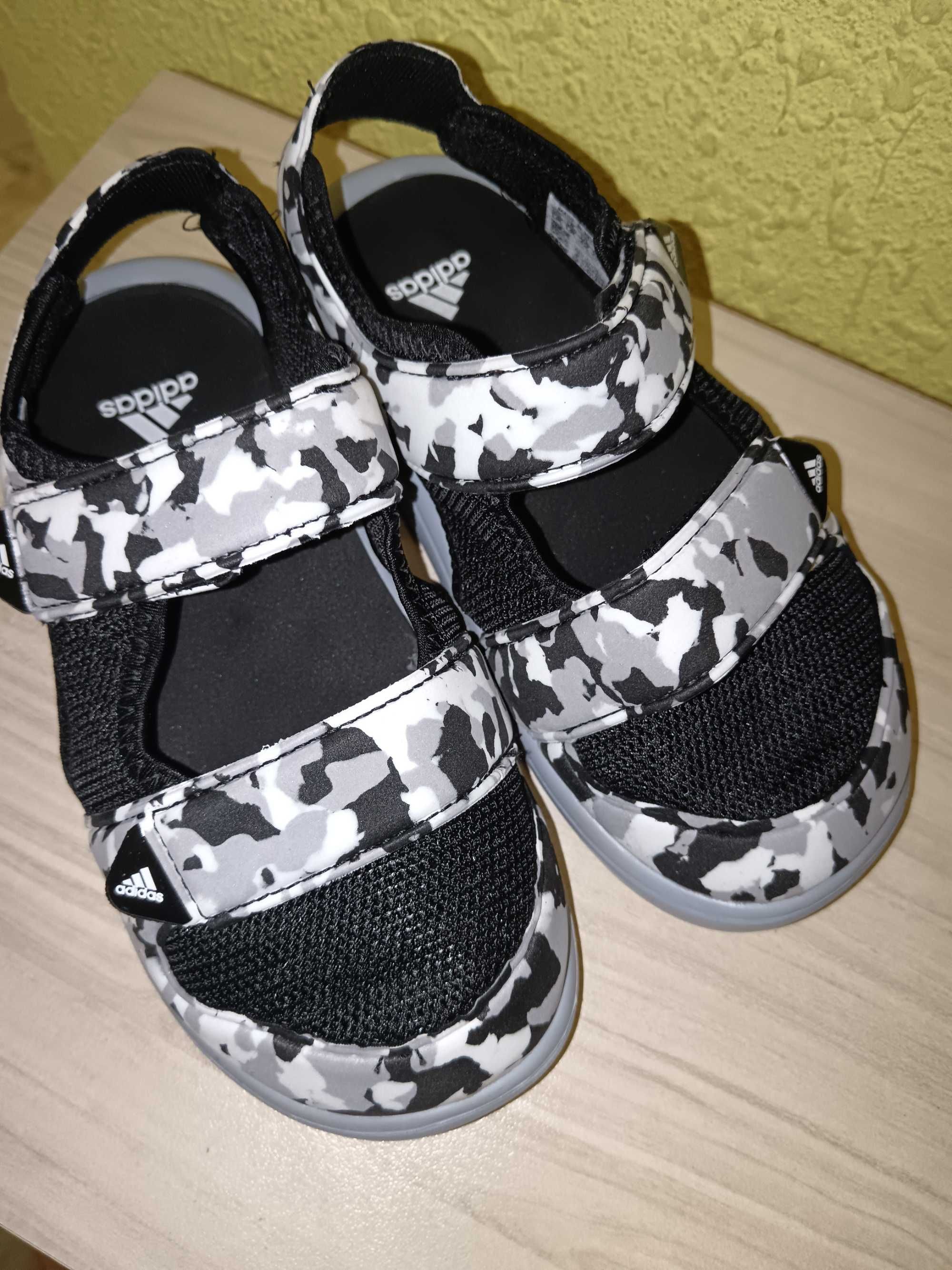 Нови сандали на Adidas размер 32