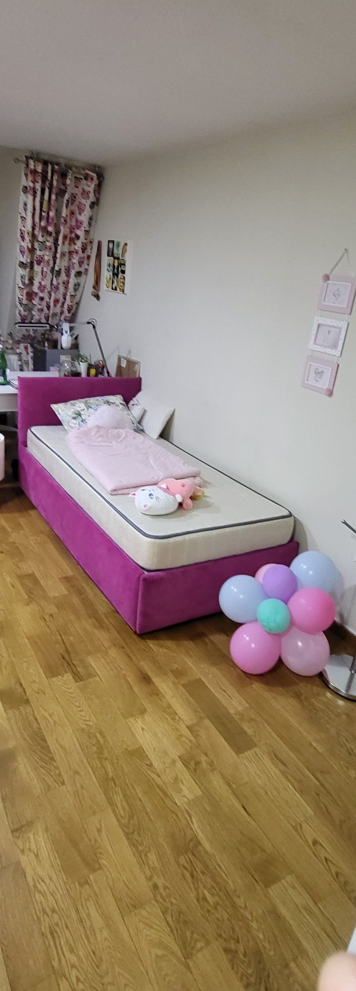 Vând pat extensibil.cu saltea atașabila.2 m / 80 respectiv 160 cm.,.