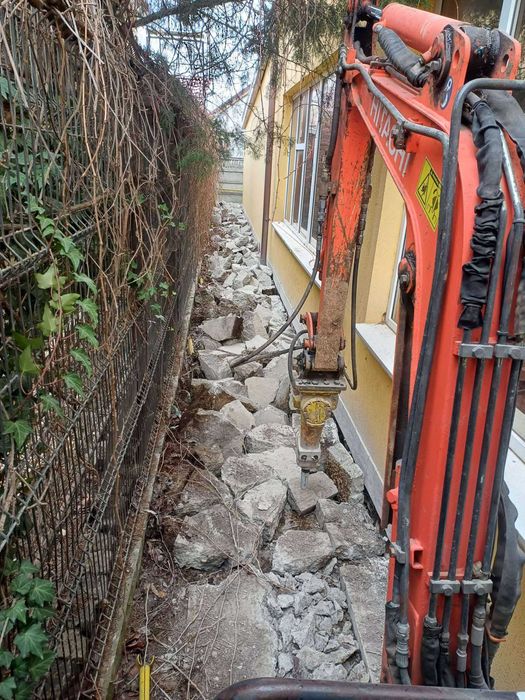 Servicii miniexcavator, sapaturi ,fundatii, santuri apa curent.
