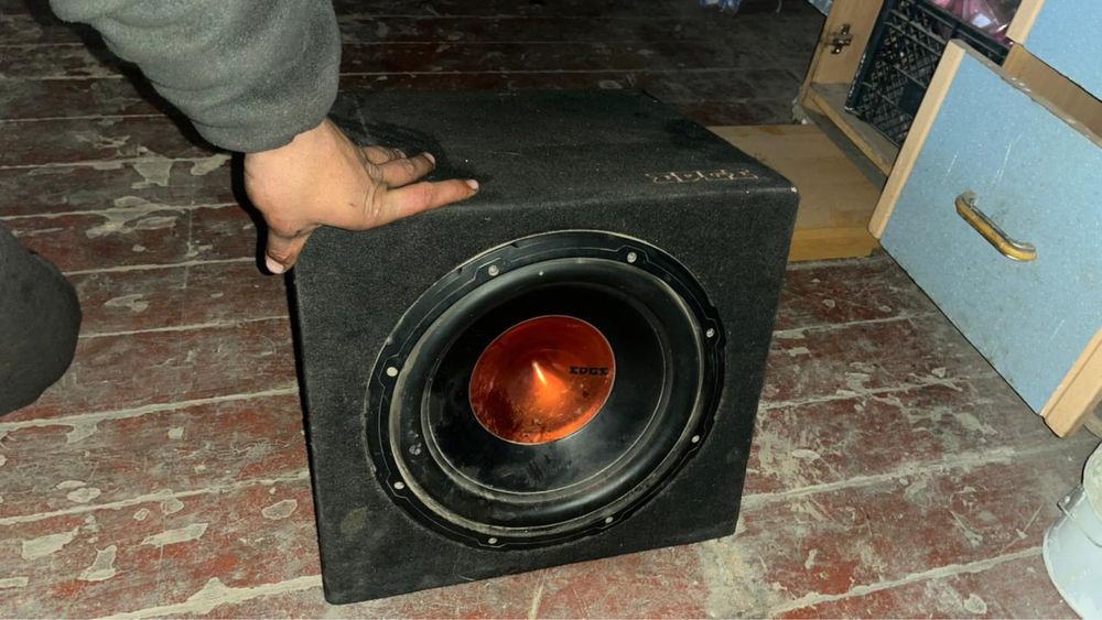 Продам саббуфер играет отлично