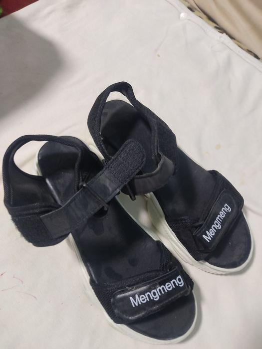 Оёқ кийимлар кийилган