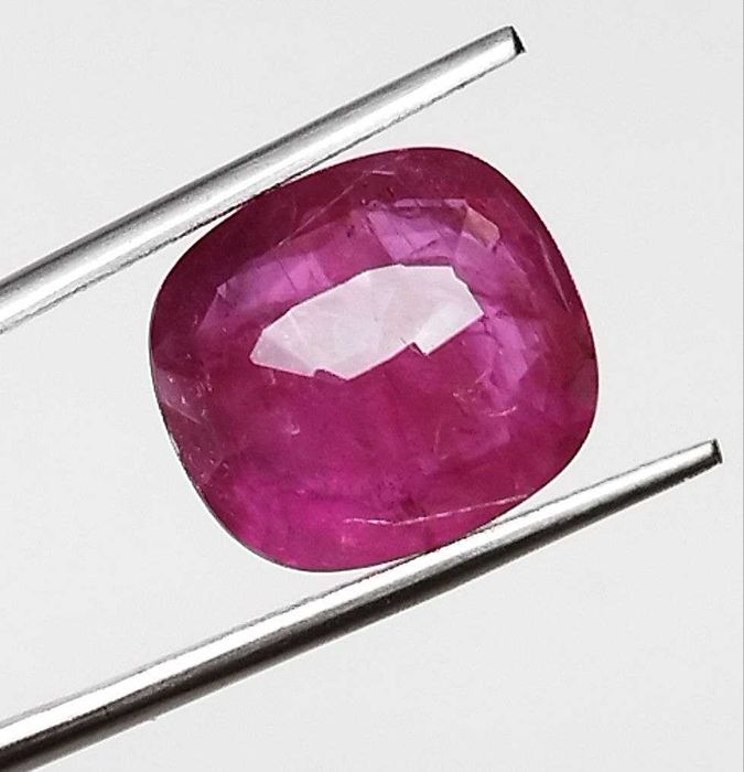 Пурпурно червен естествен рубин с рядка големина 4.26кт! Сертифициран!