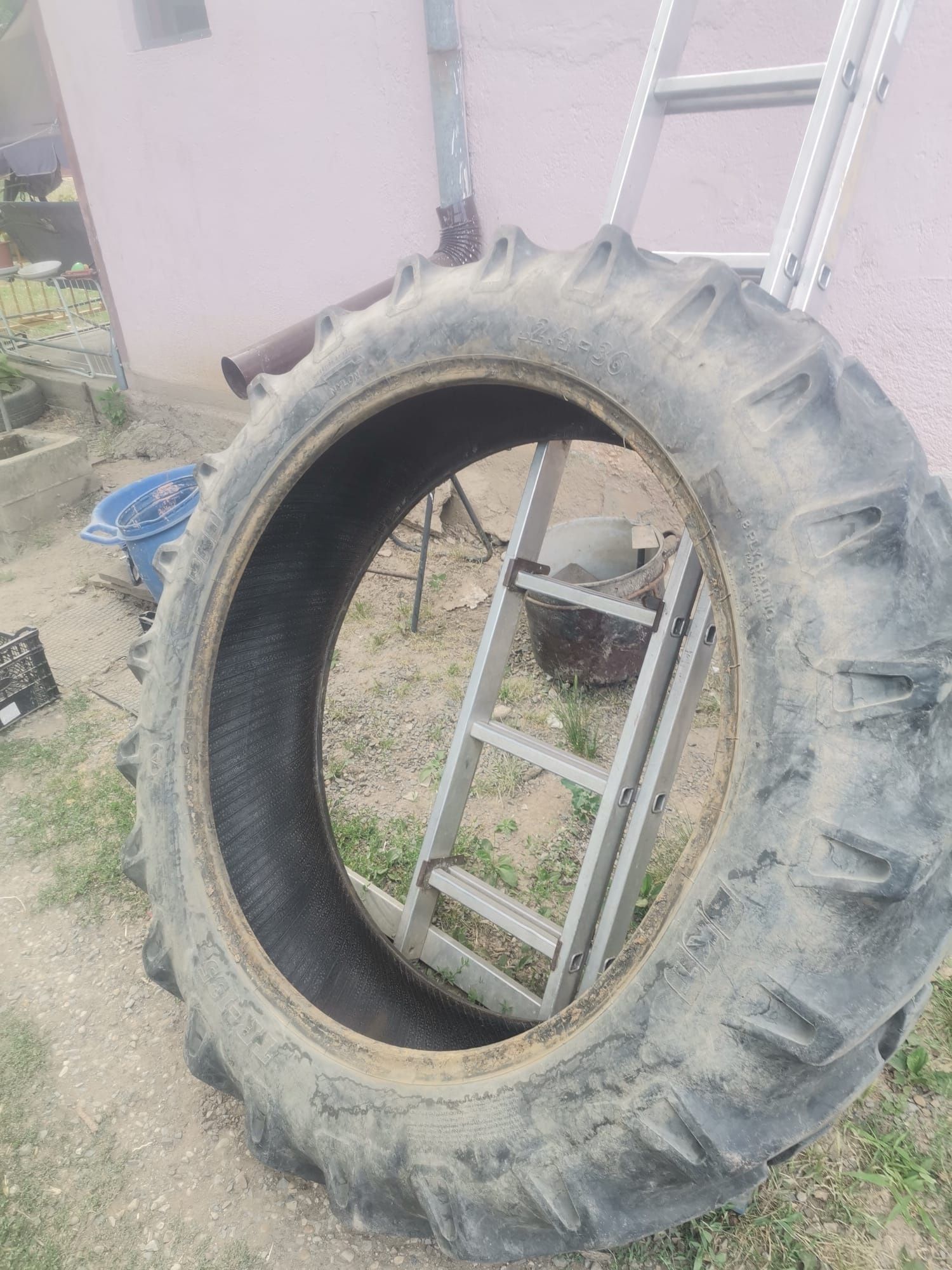 Anvelop 12.4 R36