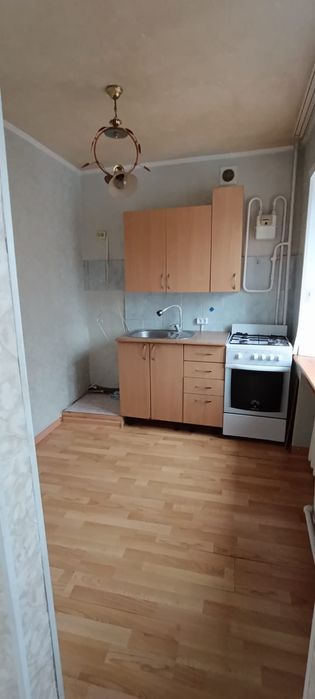 Продам 1 ком квартиру 2/4 в центре города.