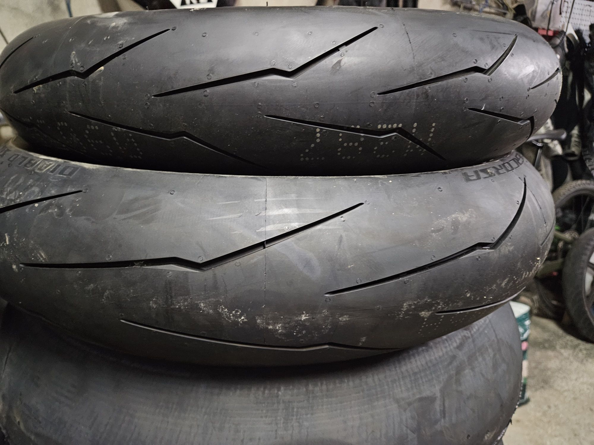 Предна и задна Гуми за мотор 140 70 17 pirelli supercorsa 110 70 17
