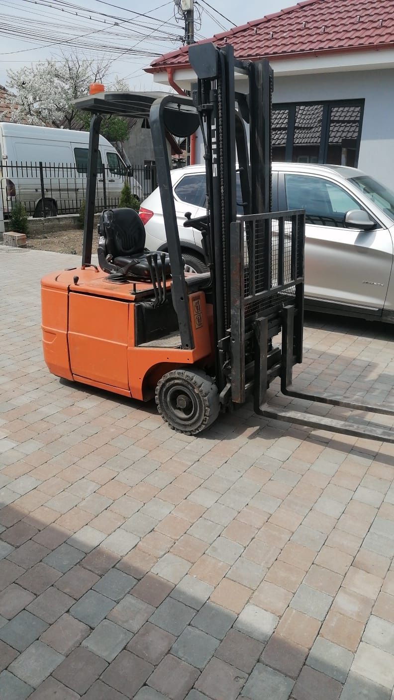 Se vinde utilaje de ridicat și stivuit
