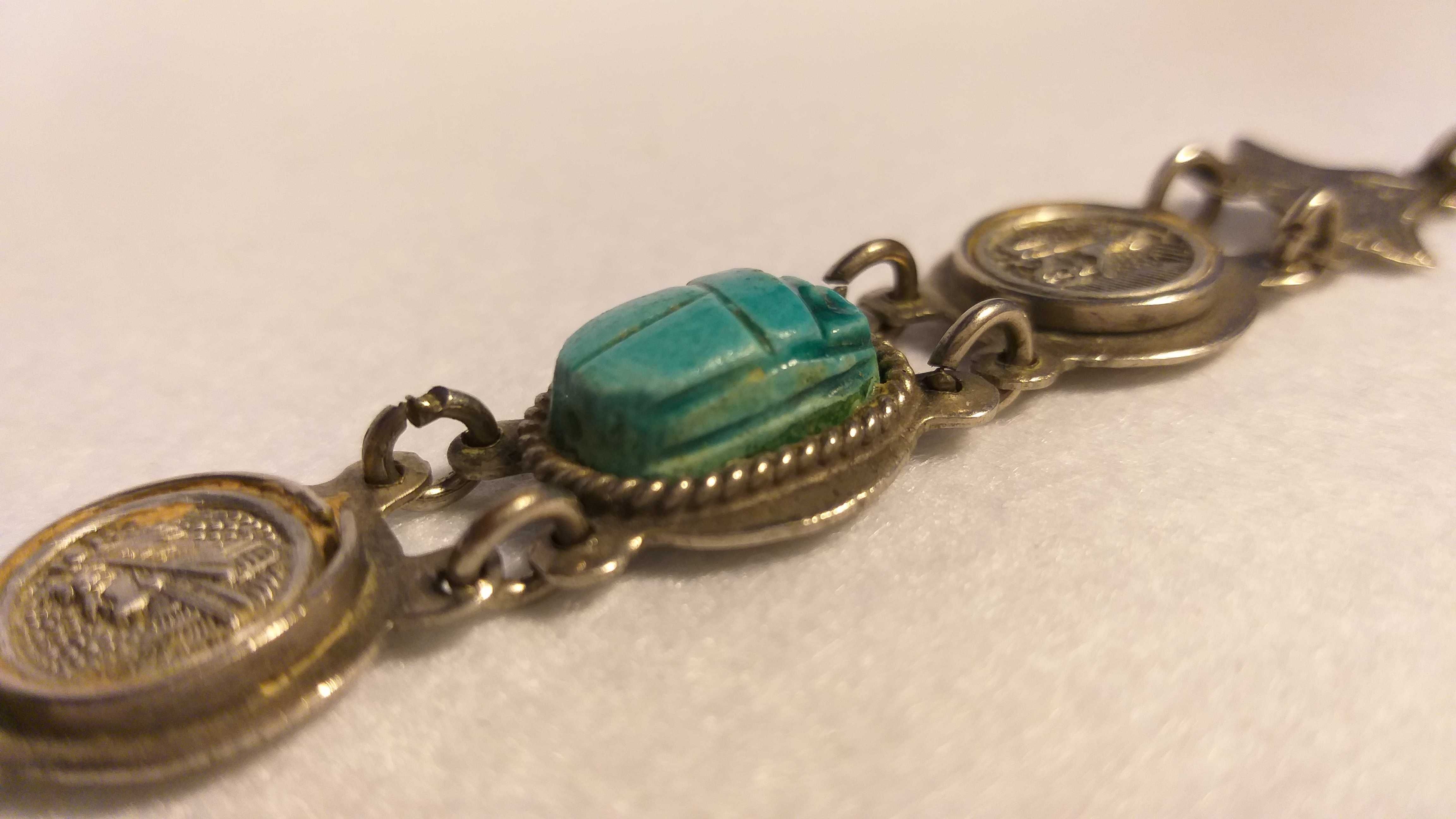 Brățară vintage din metal, model Egyptian cu scarabei din turquoise.