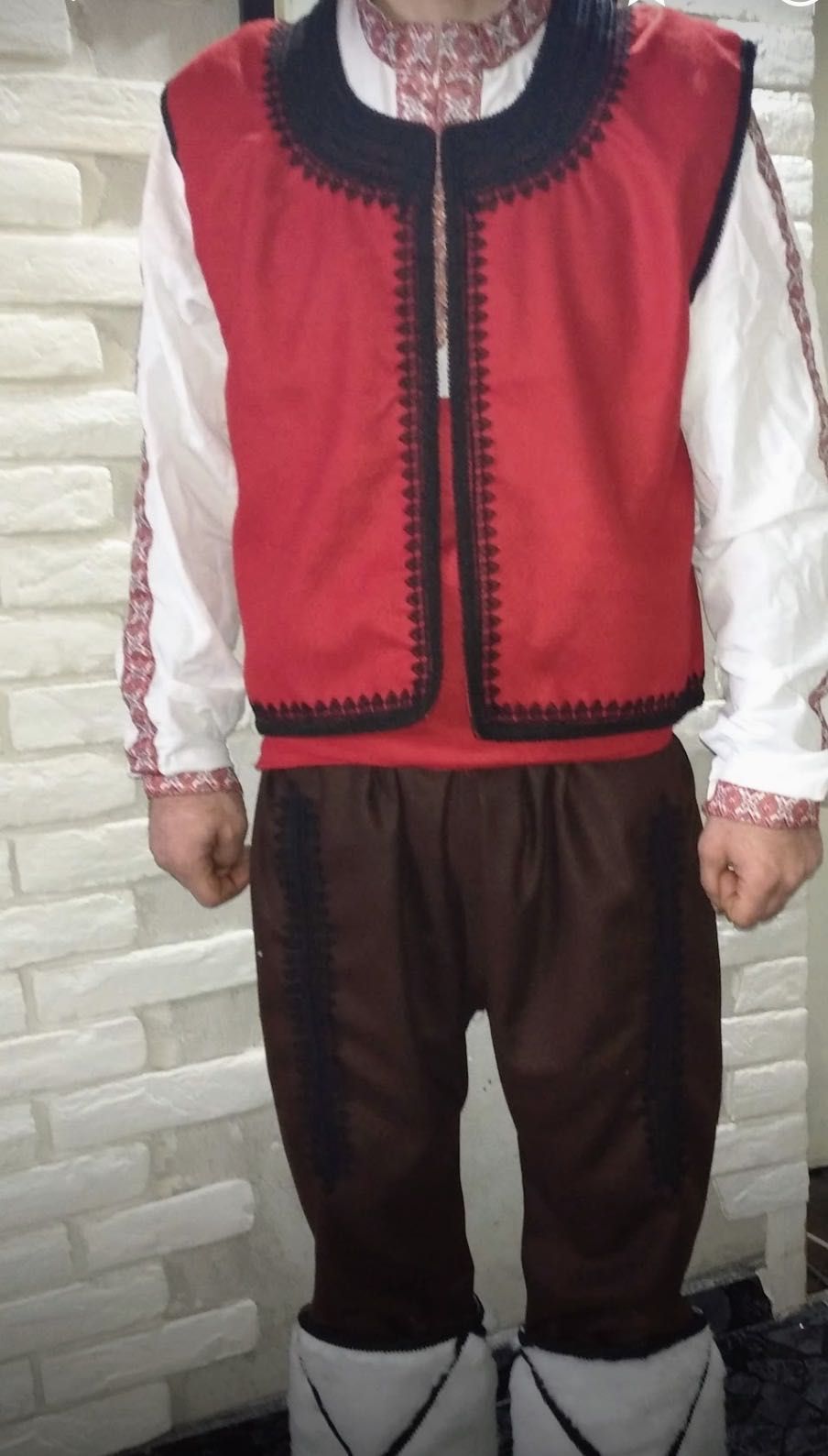 Народна носия- потур, елек, пояс, калцуни, калпак, ямурлук