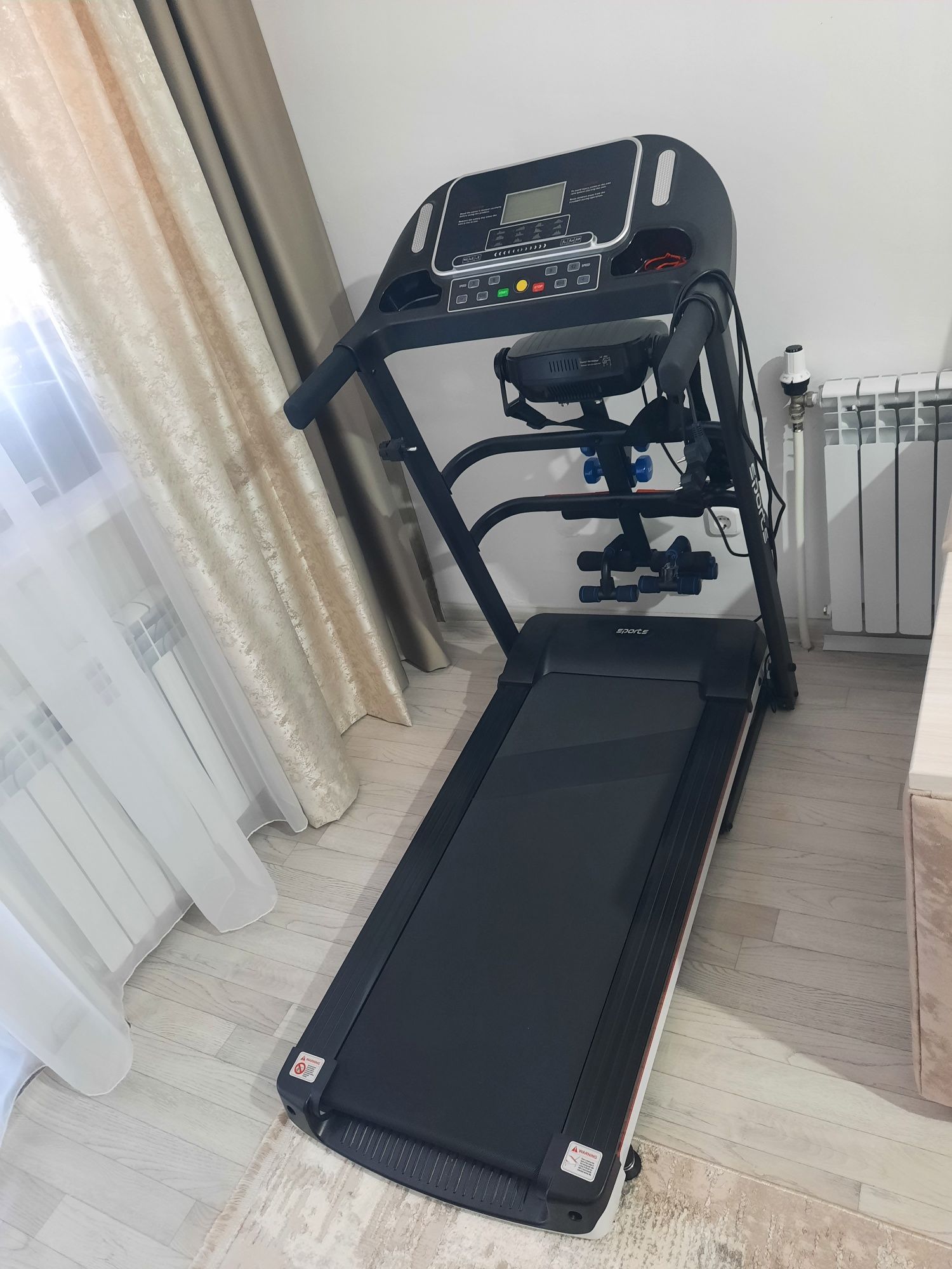 Продам беговую дорожку новую имеется,функция складывания