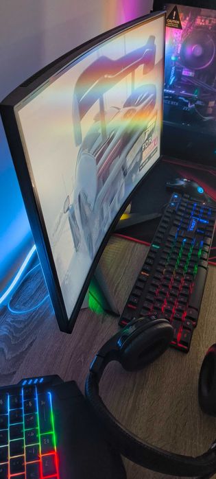 Геймърски компютър с монитор