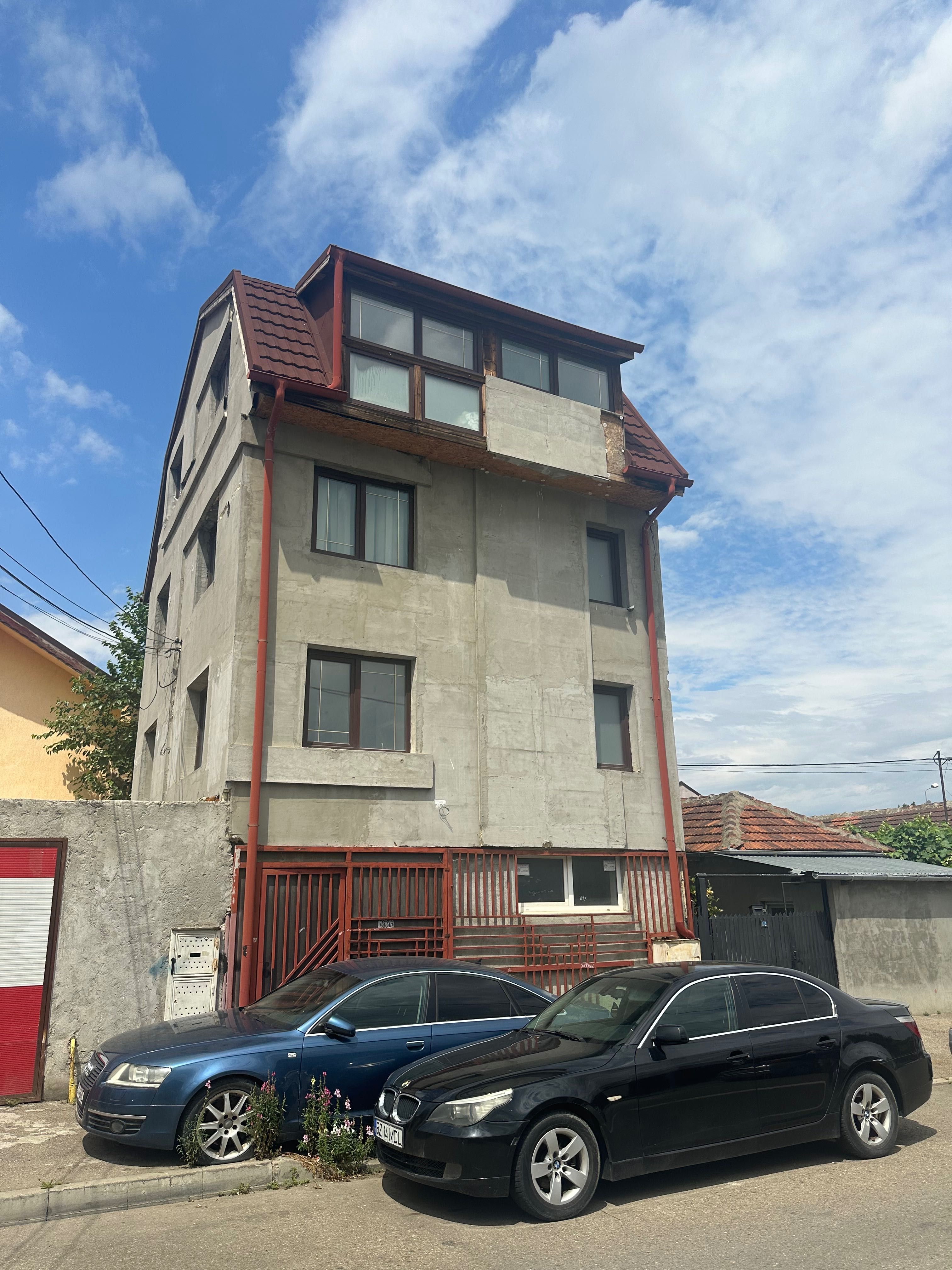 Casa cu 2 etaje+mansarda