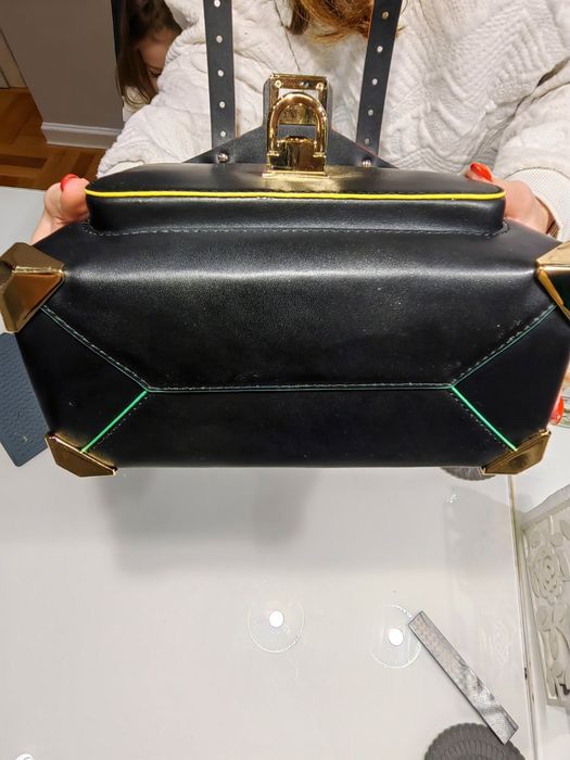 Дамска чанта Michael Kors Manhattan черна кожа с цветни елементи