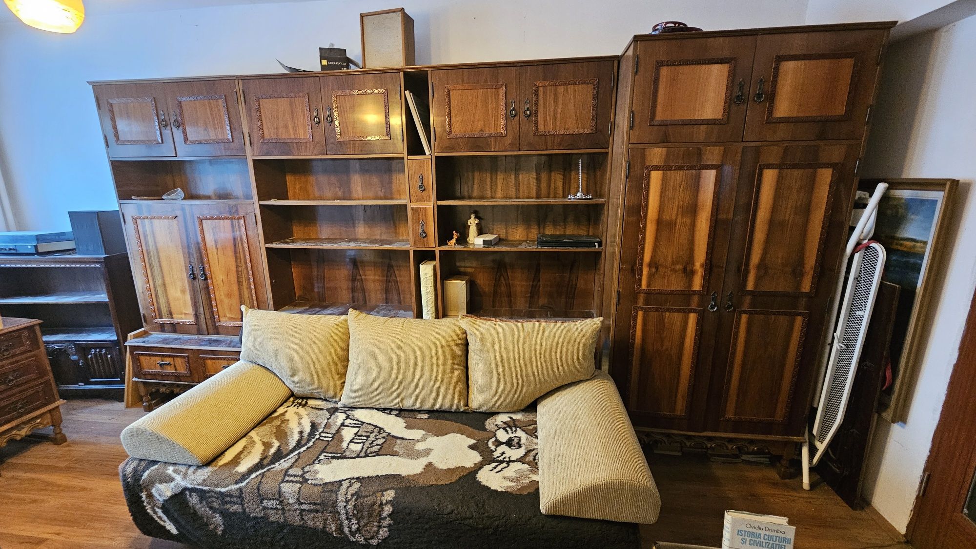 Biblioteca și dulap sufragerie