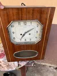 Vand ceas de perete cu pendul. Retro, vintage, antic.
