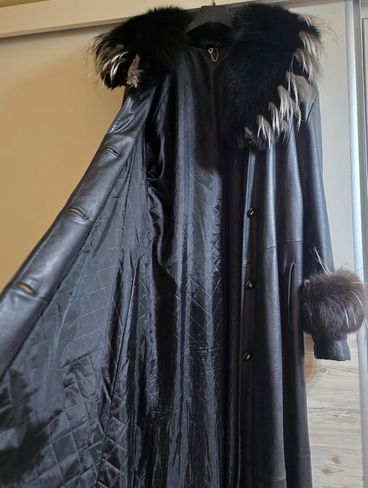 Haina din piele naturala , cu guler și manșete din blana de vulpe