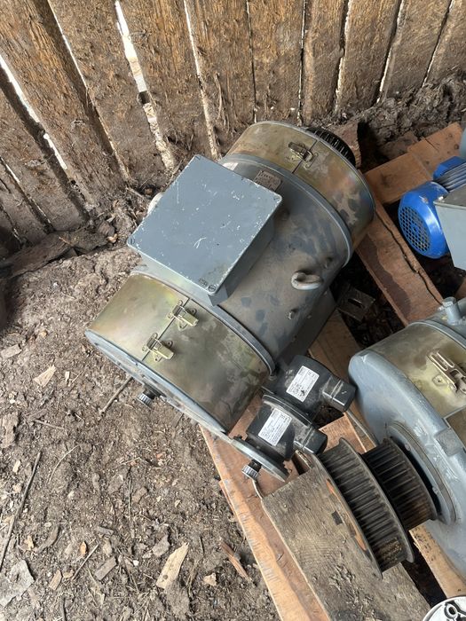 Vand 2 motoare 380 ,curent continuu