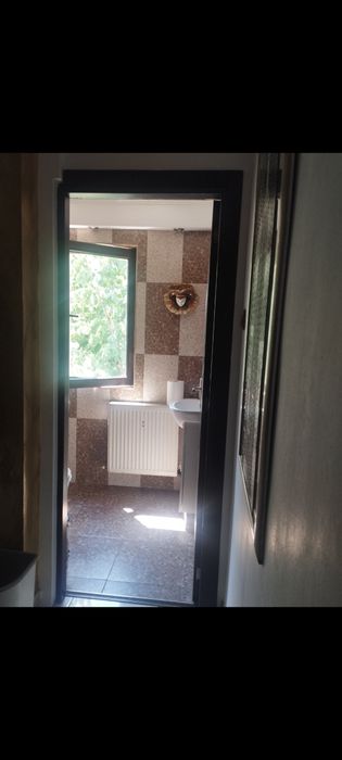 Vând urgent apartament 2 camere situat la etajul 4/4