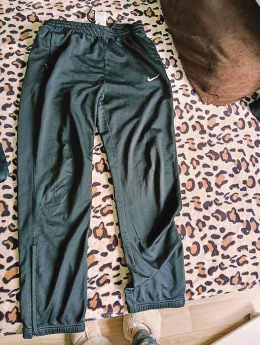 Vând pantaloni Nike