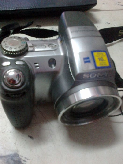 фотоапарат SONY с нови батерии ,
 има калъф.