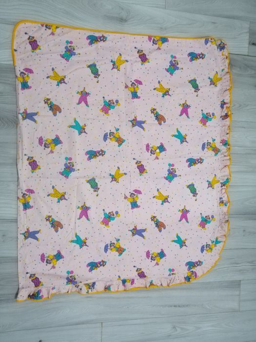 Cearsaf lenjerie de pat model clovni roz pentru fetite.