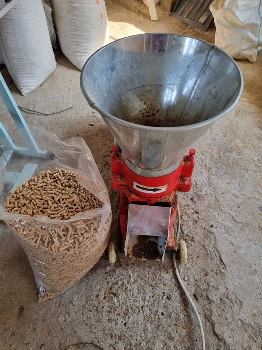 Presă Peleți + Mașină sigilat saci