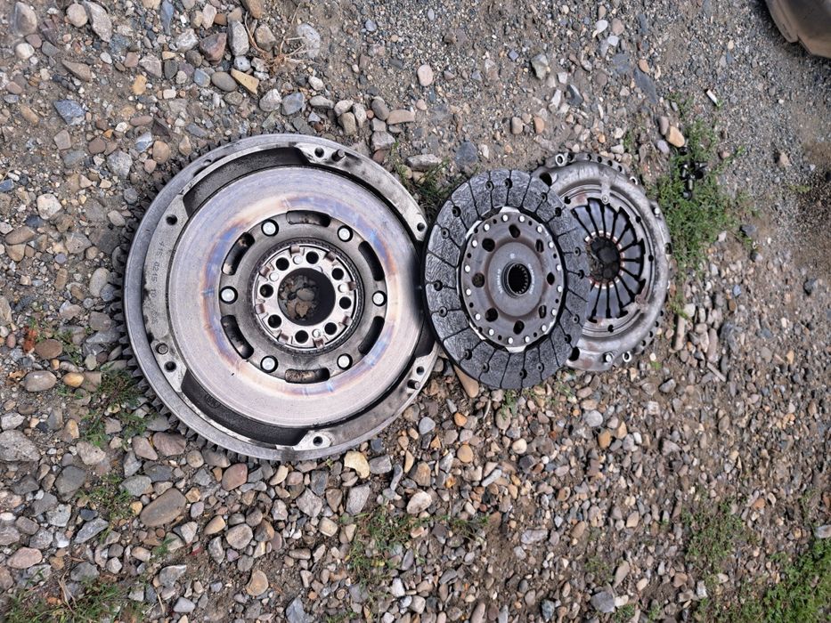 Демпферен маховик и съединител за Тойота Авенсис 2.0 D !