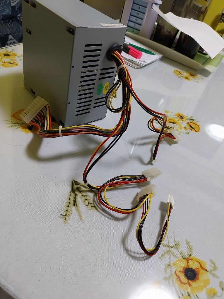 Schimb cu radio portabil  Sursa  calculator 400w Nou , nout  - 60 lei