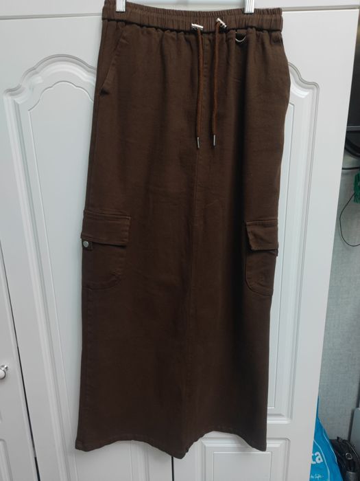 Юбка коричневая.