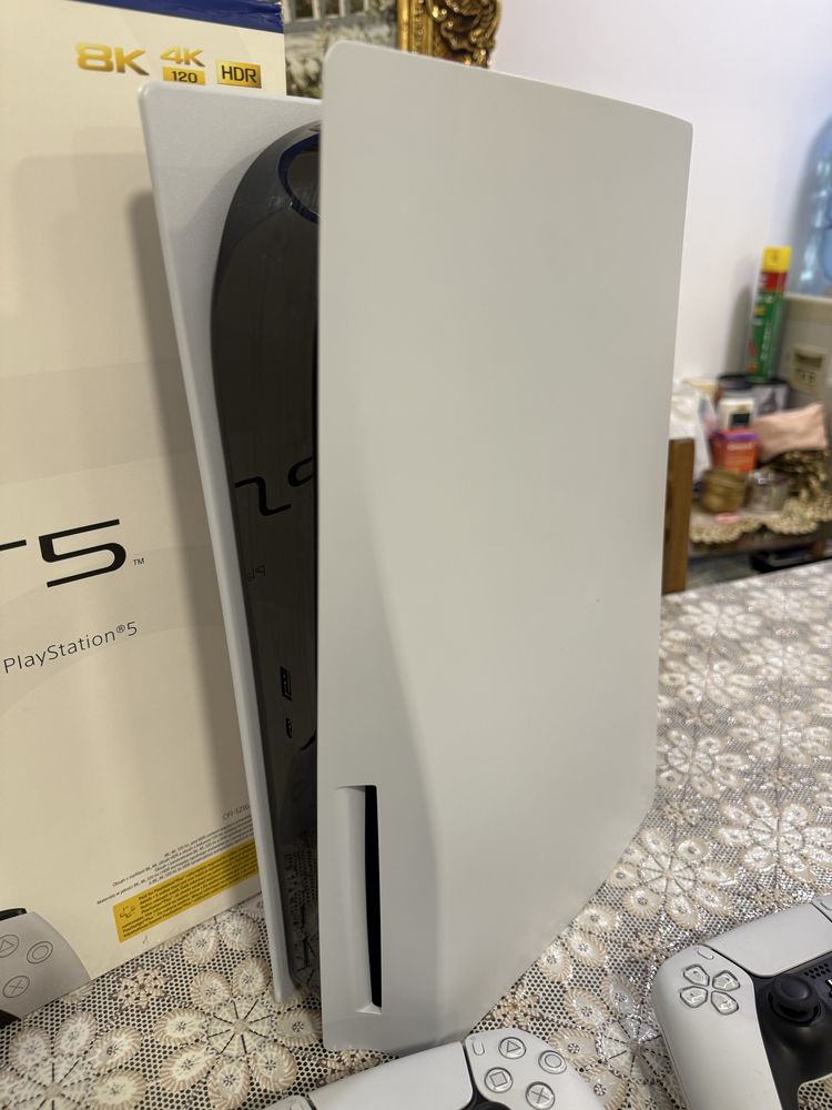PS5 във Гаранция със доста игри и 2 джойстика