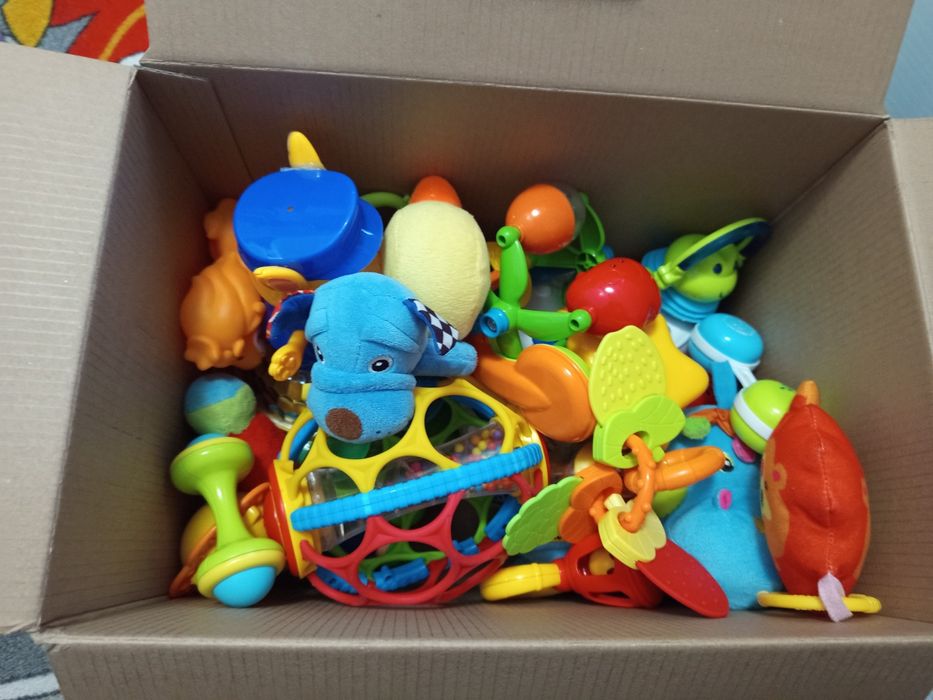 Цял кашон с бебешки играчки