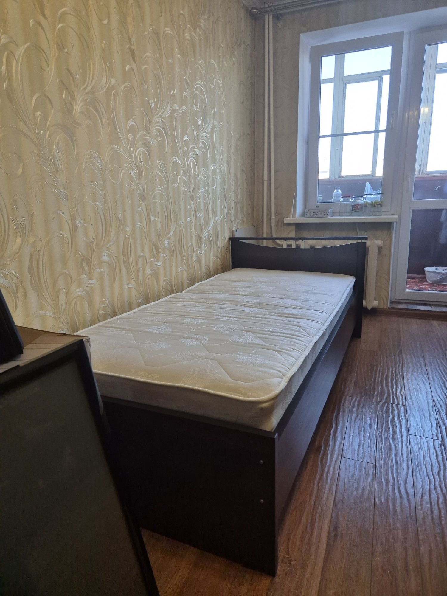 Продаётся 1-спальная кровать  с матрасом
