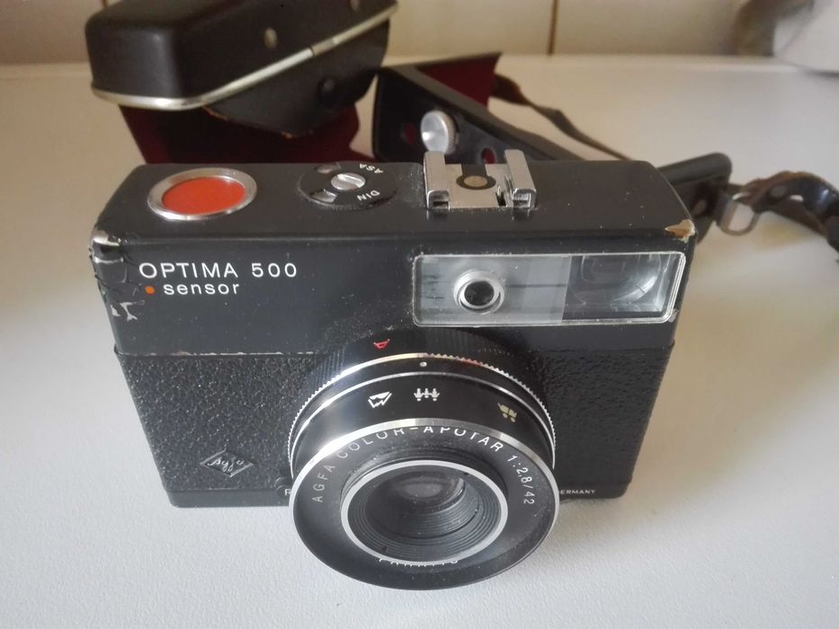 Фотоапарат AGFA , италиянски ролери и ветроупорен фенер.