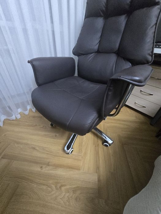 Продам кресло солидное цвет коричневый