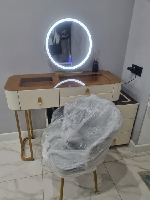 Туалетный столик с умными тумбочками