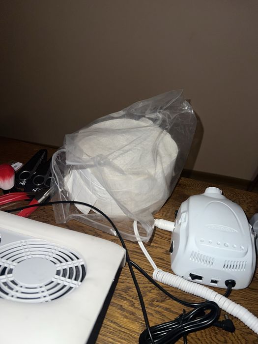 Manichiura freză, aspirator, lampă uv + multe altele