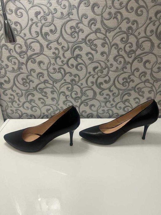 Туфли кожаные р. 36, состояние новых. Цена 8000