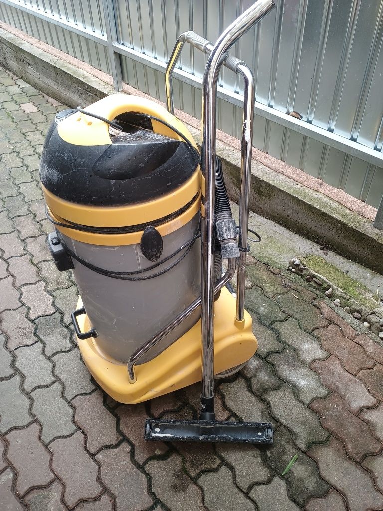 Vând aspirator industrial 2400 w