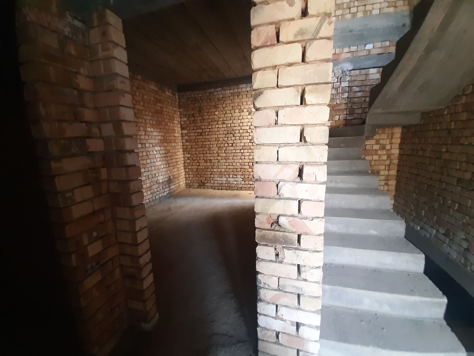 Uchastka sotiladi 6 xona+ 100% podval