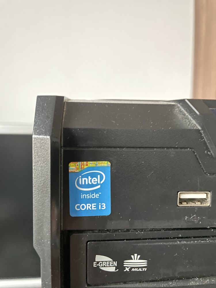 Vând masa calculator+Pc ul (intreg)