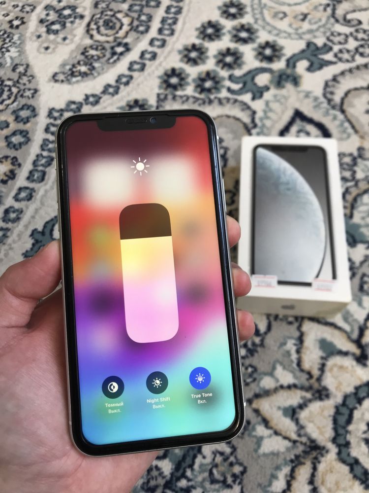 Продам IPhone XR 256G White в идеальном состянии все работает