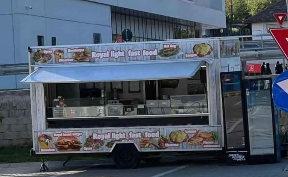ÎNCHIRIERE – Food Truck complet echipat