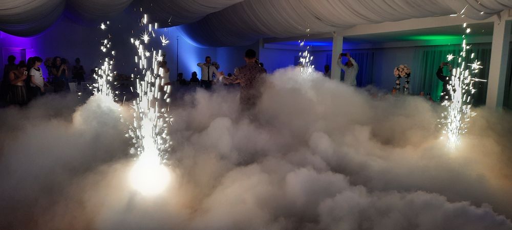 Formatie live,masina fum greu,lumini decor si scena,cabina foto,Dj
