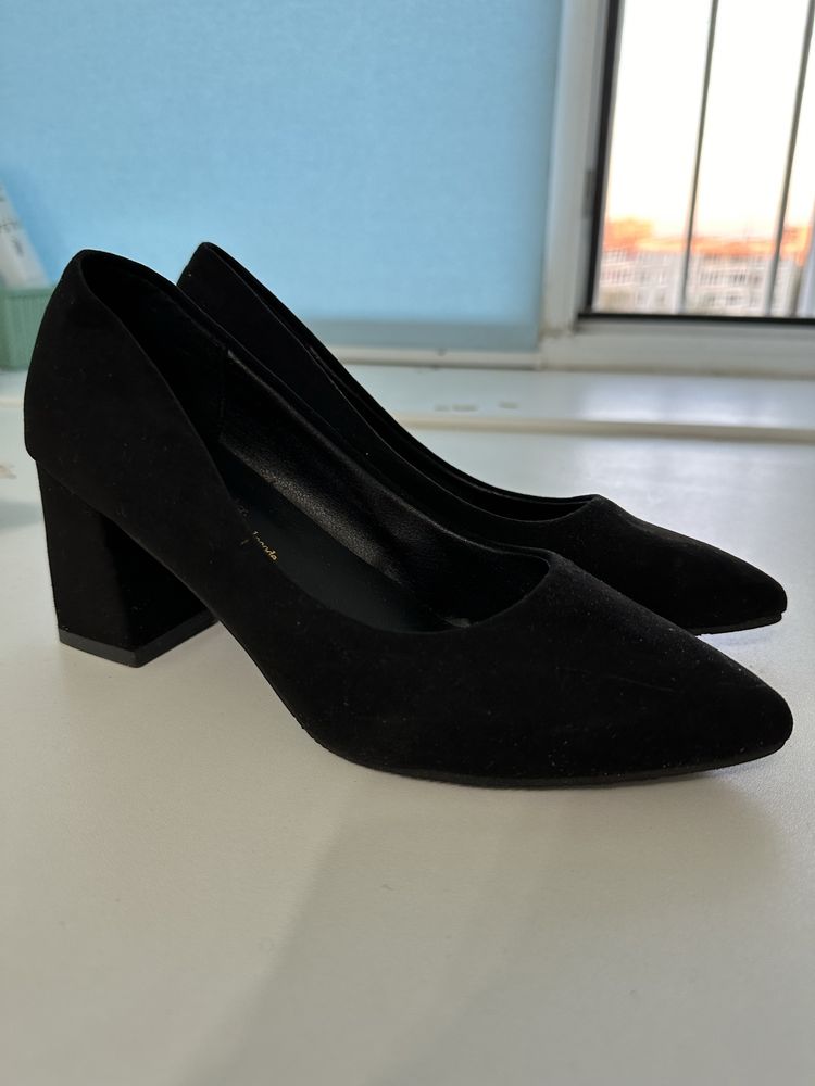 Черные туфли с каблуками