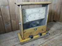 Стар дървен уред за измерване на напрежение. Антика